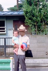 1972年　三鷹金猊居借家前にて